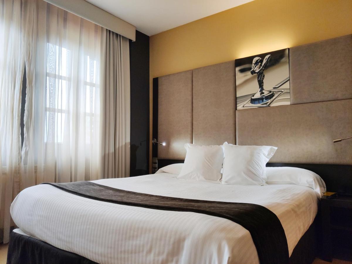 Costa Esmeralda Suites Suances Dış mekan fotoğraf A room at the hotel