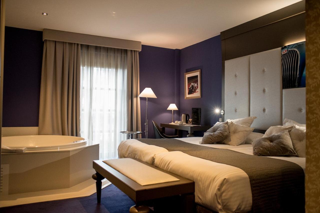 Costa Esmeralda Suites Suances Dış mekan fotoğraf A room at the hotel